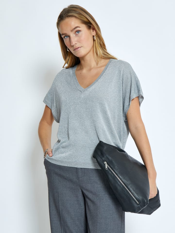 

Футболка цвета светло-серый металлик. minus