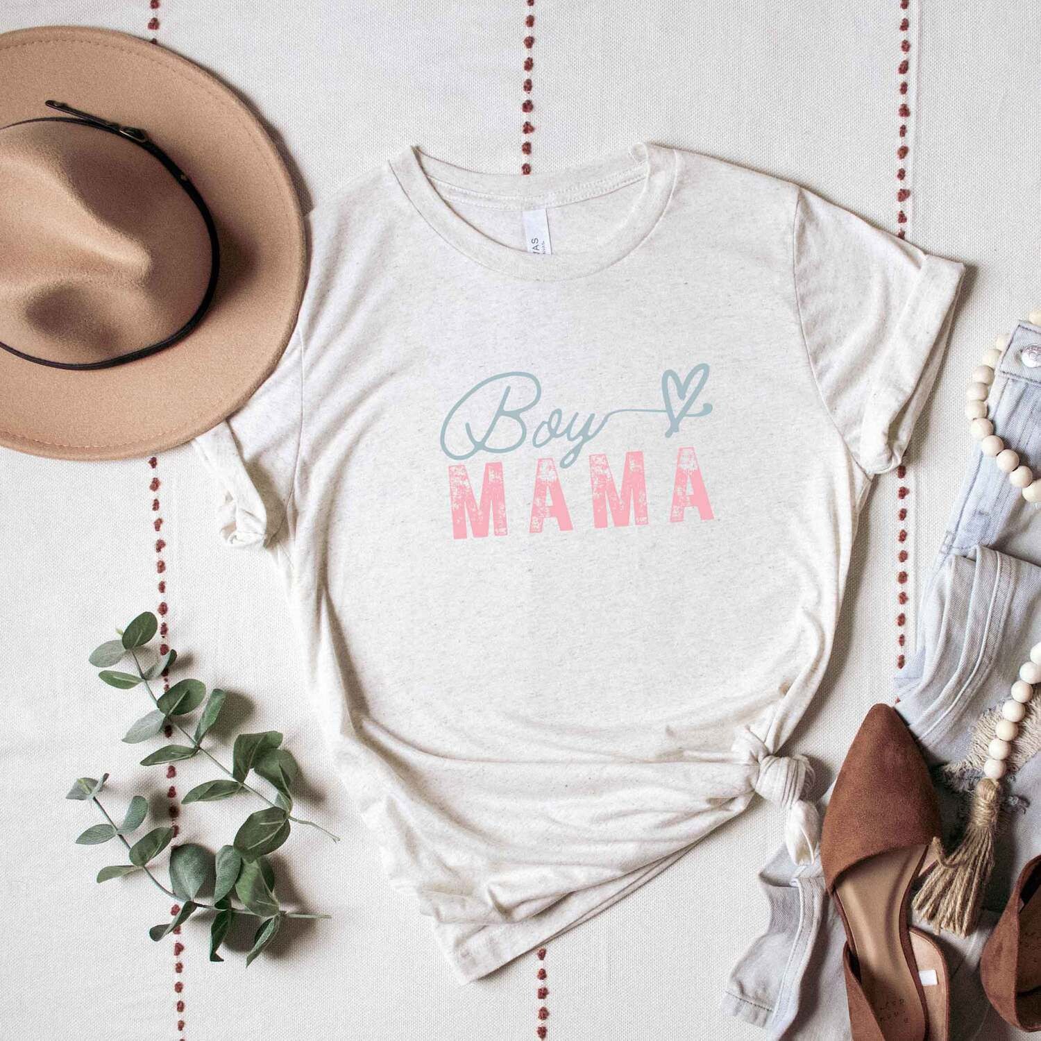 

Красочная футболка Boy Mama Heart с короткими рукавами и рисунком Simply Sage Market