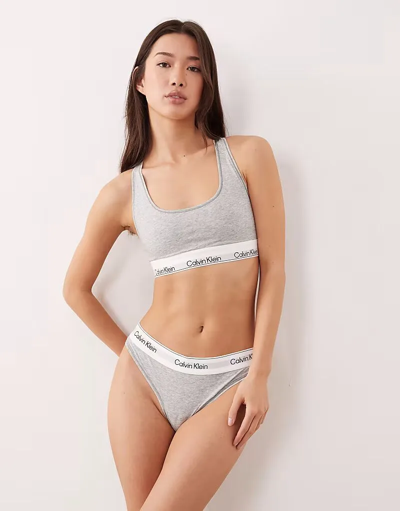 Трусики-стринги Calvin Klein Icon из хлопка и модала серого цвета