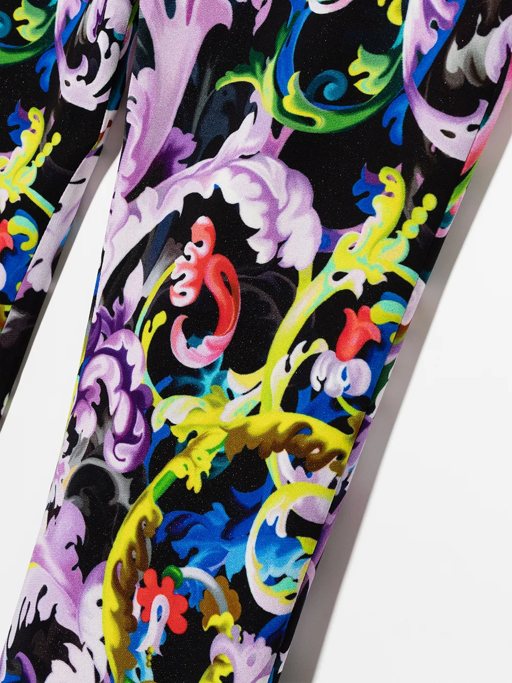 Расклешенные леггинсы с принтом Baroque Versace Kids, черный — фото 3