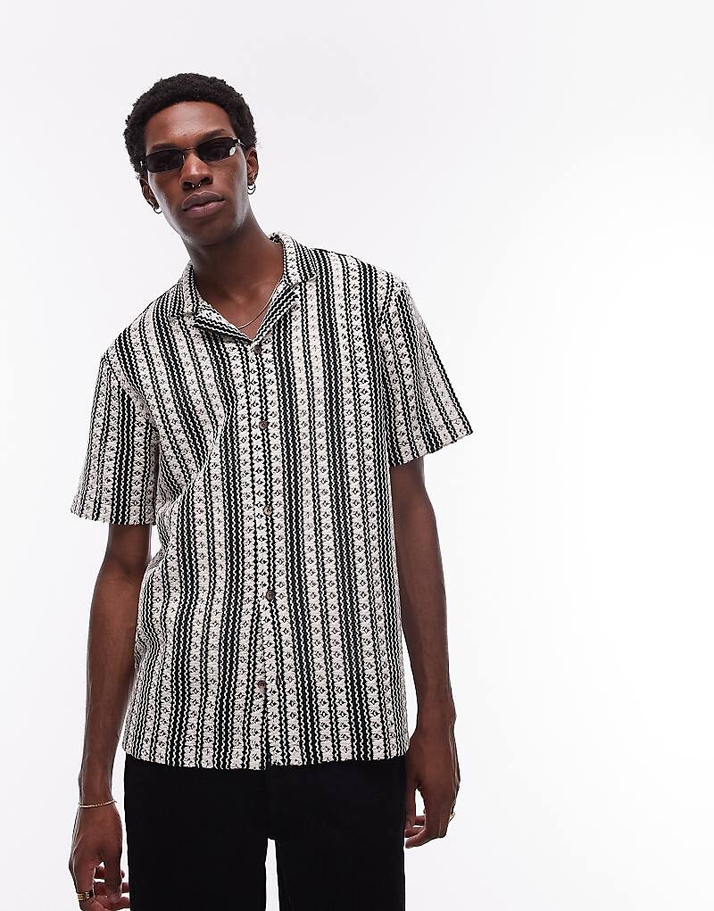 

Рубашка свободного кроя Topman – с короткими рукавами в черно-белую полоску, связанная крючком