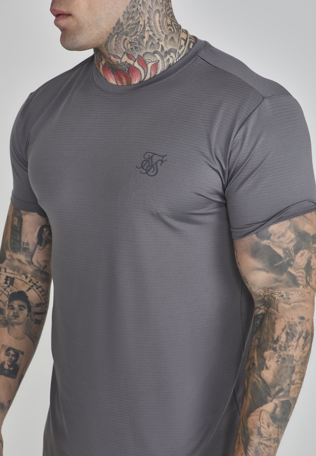 

Базовая футболка Muscle Fit SIKSILK, серая