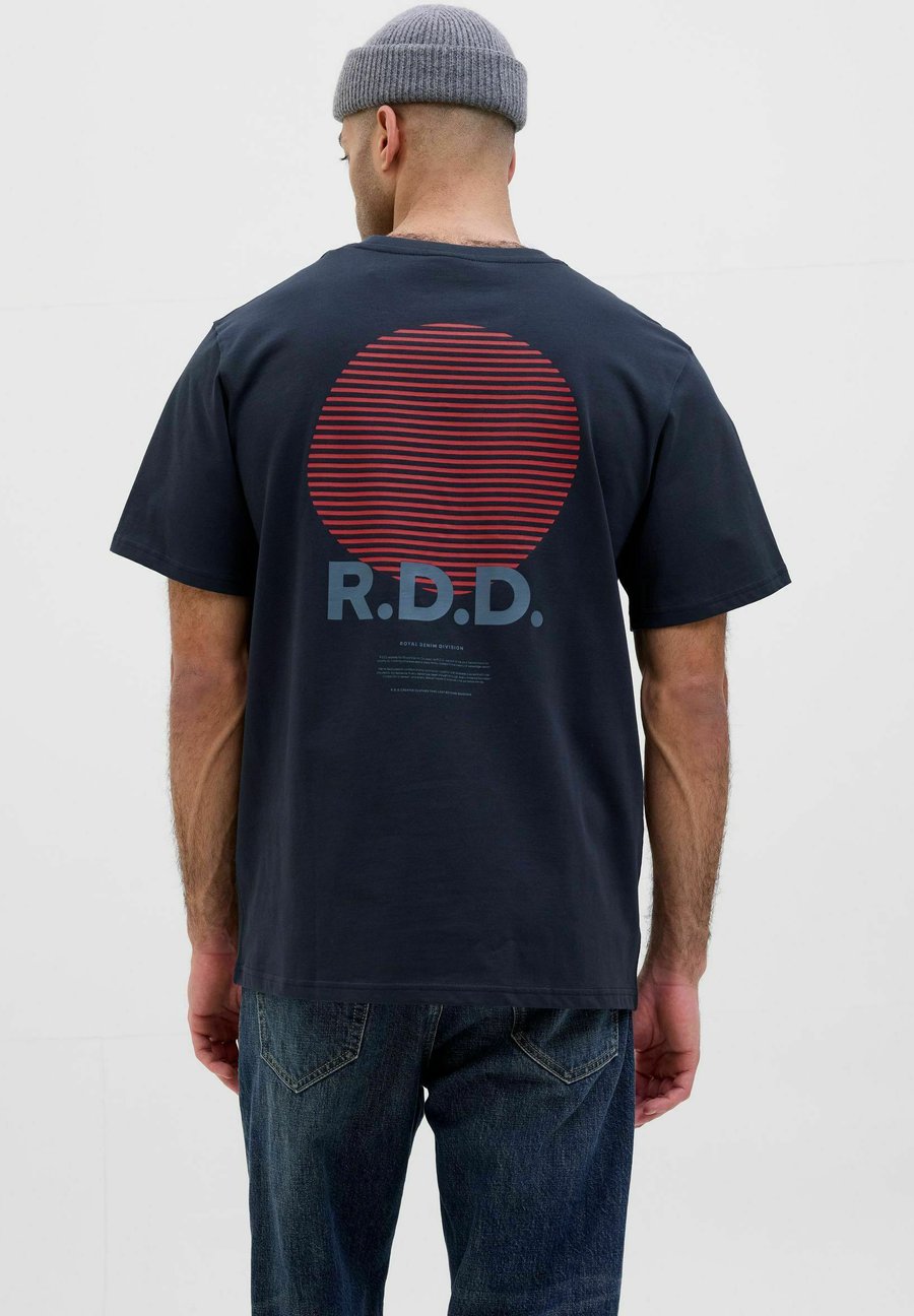 

Футболка R.D.D. ROYAL DENIM DIVISION Print T-shirt, Salute/Dark Blue