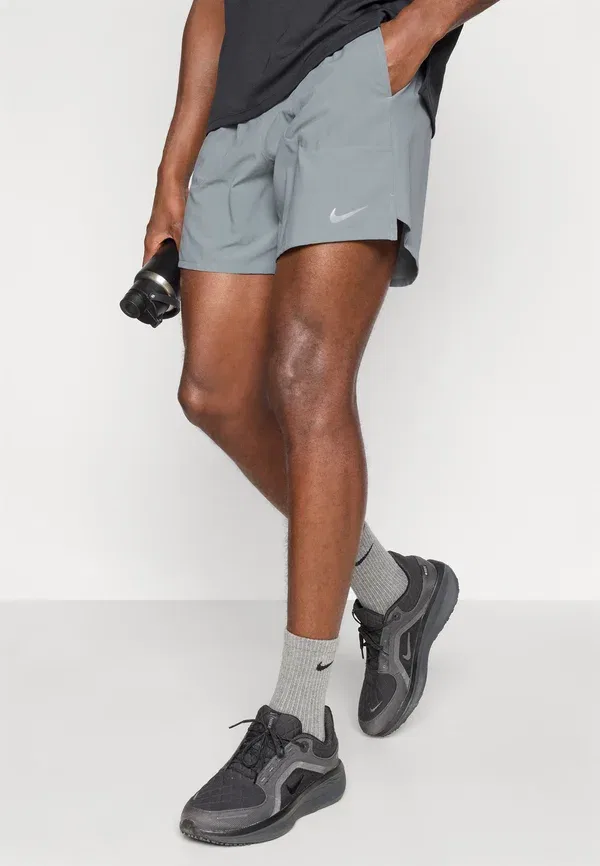 Шорты спортивные Nike Performance Stride, дымчато-серый/отражающий серебристый — фото 4