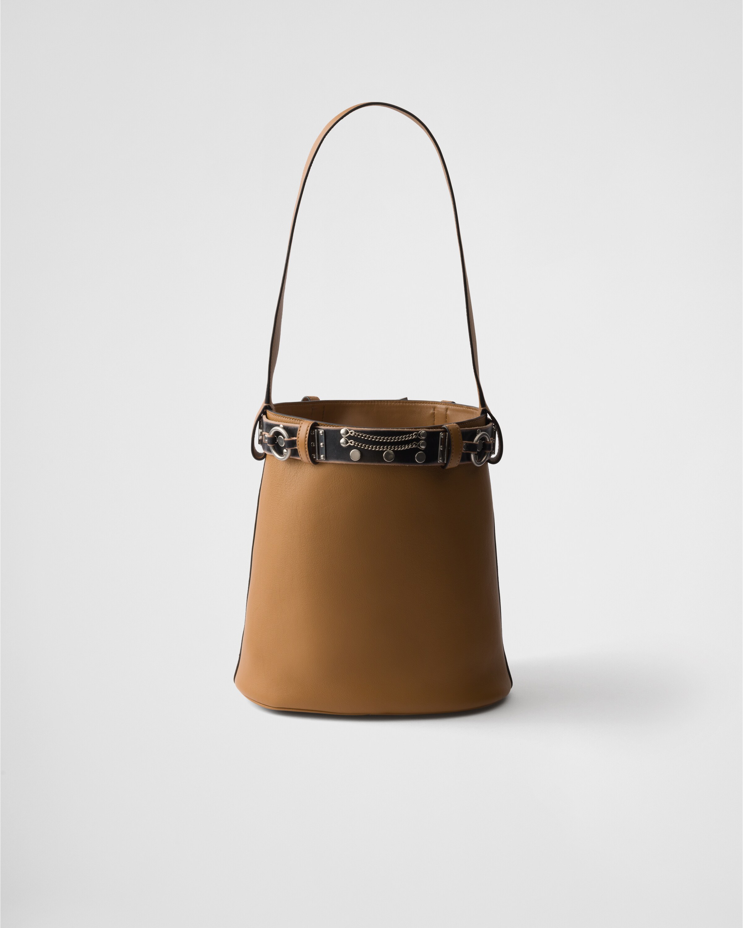 Кожаная сумка-ведро Prada Buckle с ремнем с заклепками Prada, карамельный/черный — фото 4