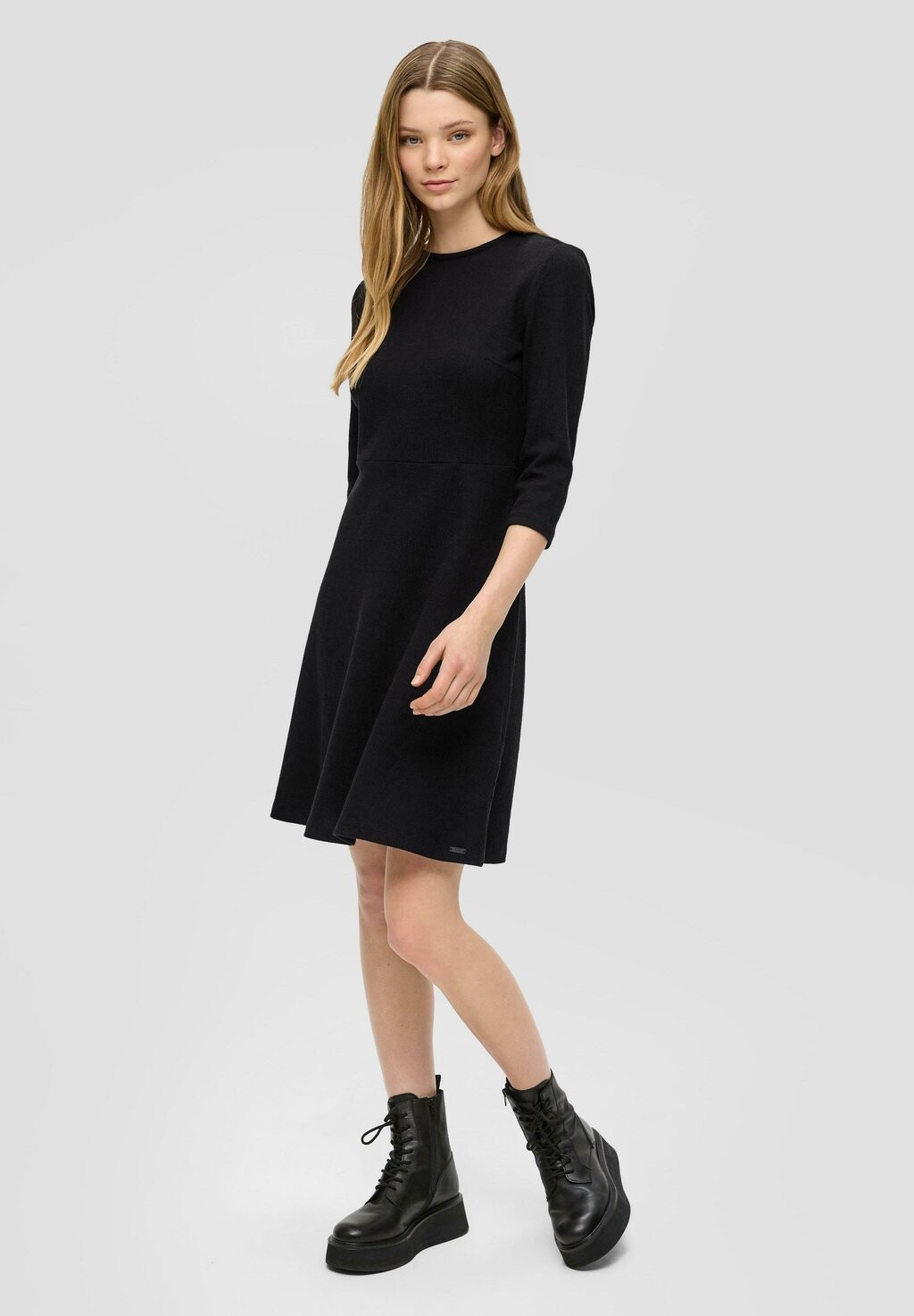 

Повседневное платье MIT NACKEN-CUT-OUT QS, цвет schwarz