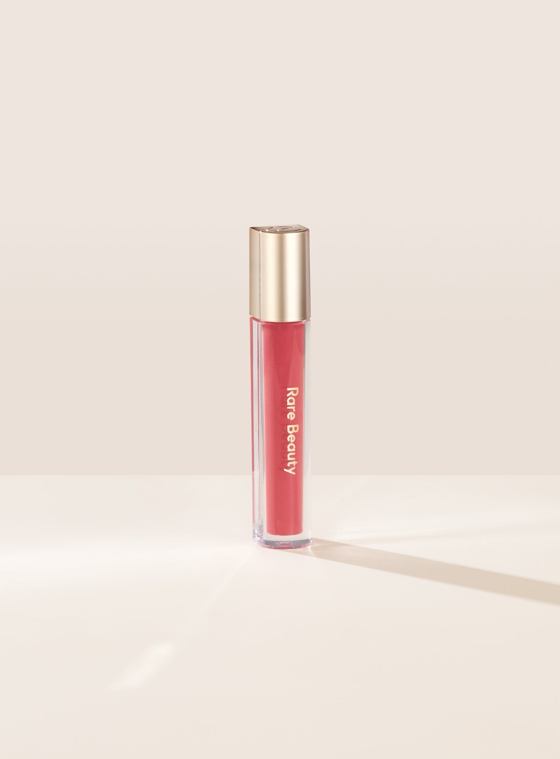 

Блестящий бальзам для губ Stay Vulnerable Rare Beauty, цвет nearly apricot/soft coral, 3.8 мл