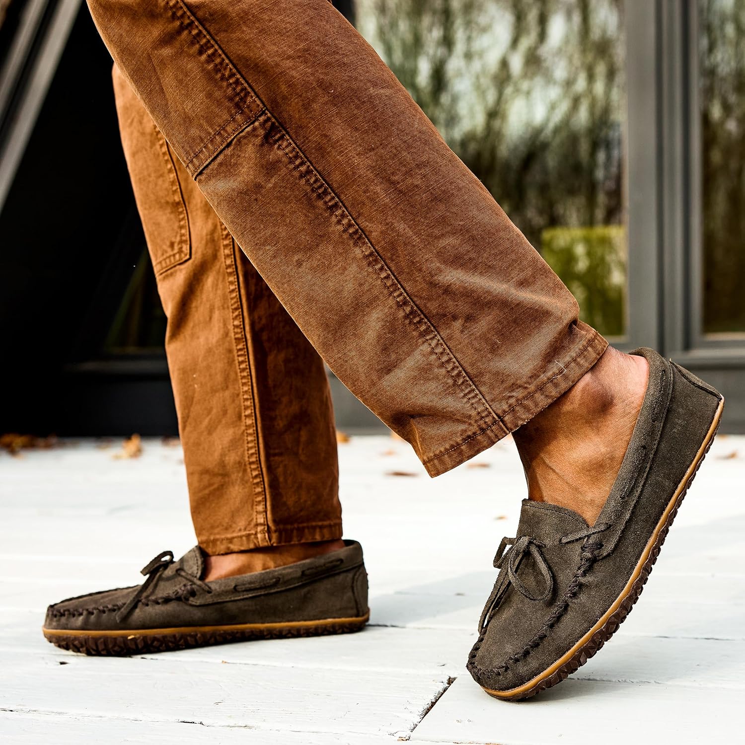 Мокасины Minnetonka Men's Tread из замши для мужчин - водоотталкивающие домашние и тапочки с резиновой подошвой MinnTREAD, серый — фото 2