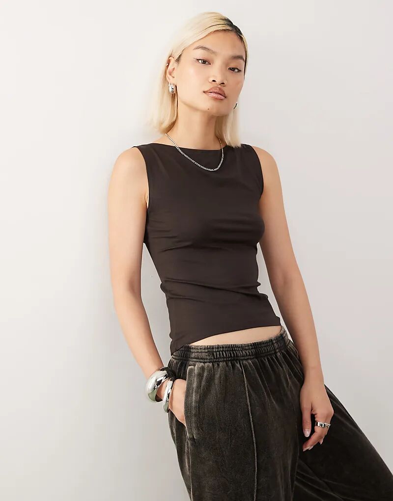 

Супермягкий топ без рукавов Weekday Annie темно-коричневого цвета с вырезом-лодочкой