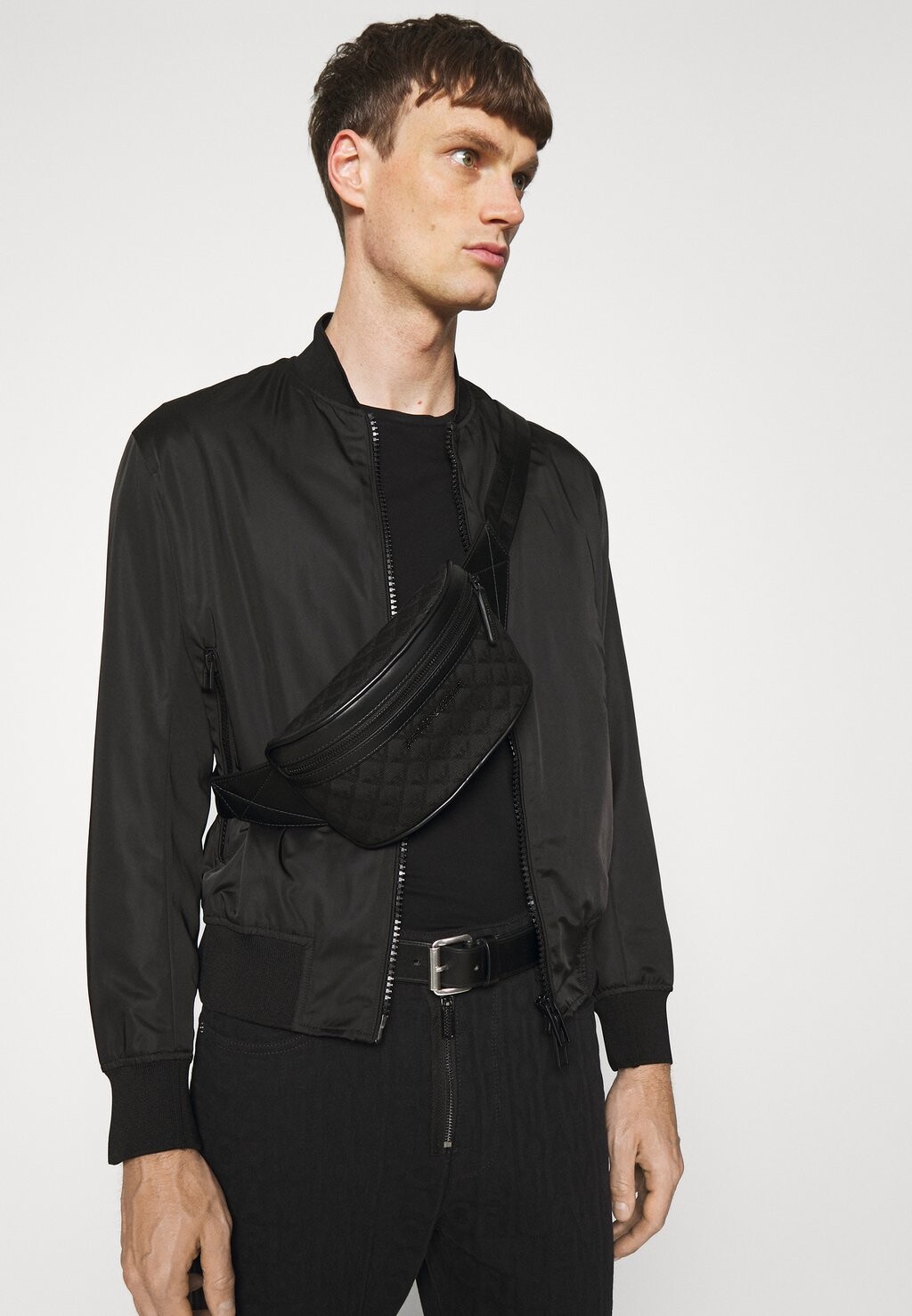 

Поясная сумка Emporio Armani, черный