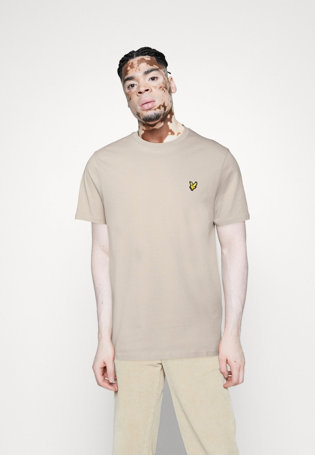 

Базовая футболка ОДНОТОННАЯ Lyle & Scott, бухта