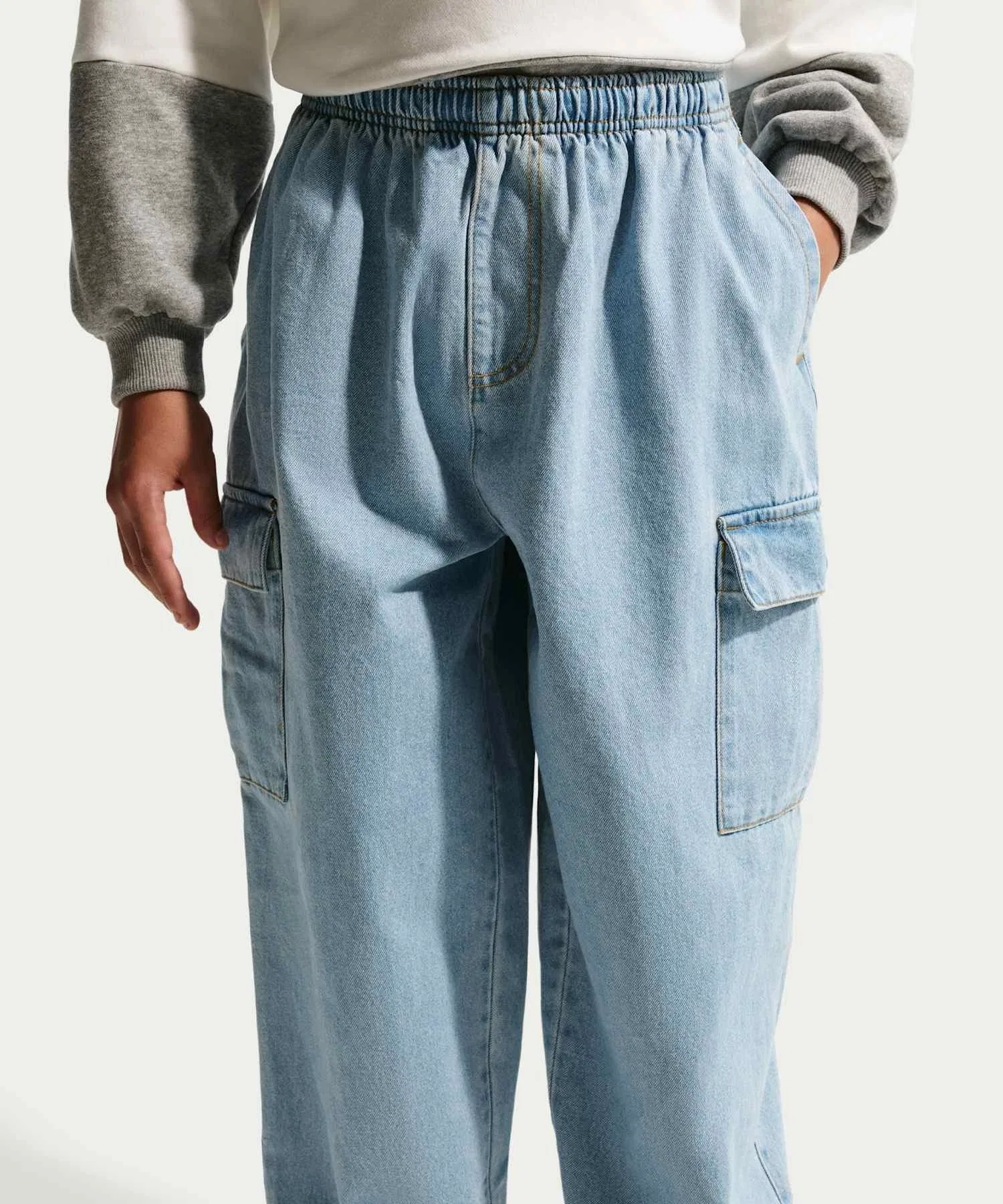 Детские джинсовые брюки-карго Nike Sportswear Collection / Детские джинсовые брюки-карго Nike Sportswear Collection IO0197-440, светло-голубой (светло-синий) — фото 2