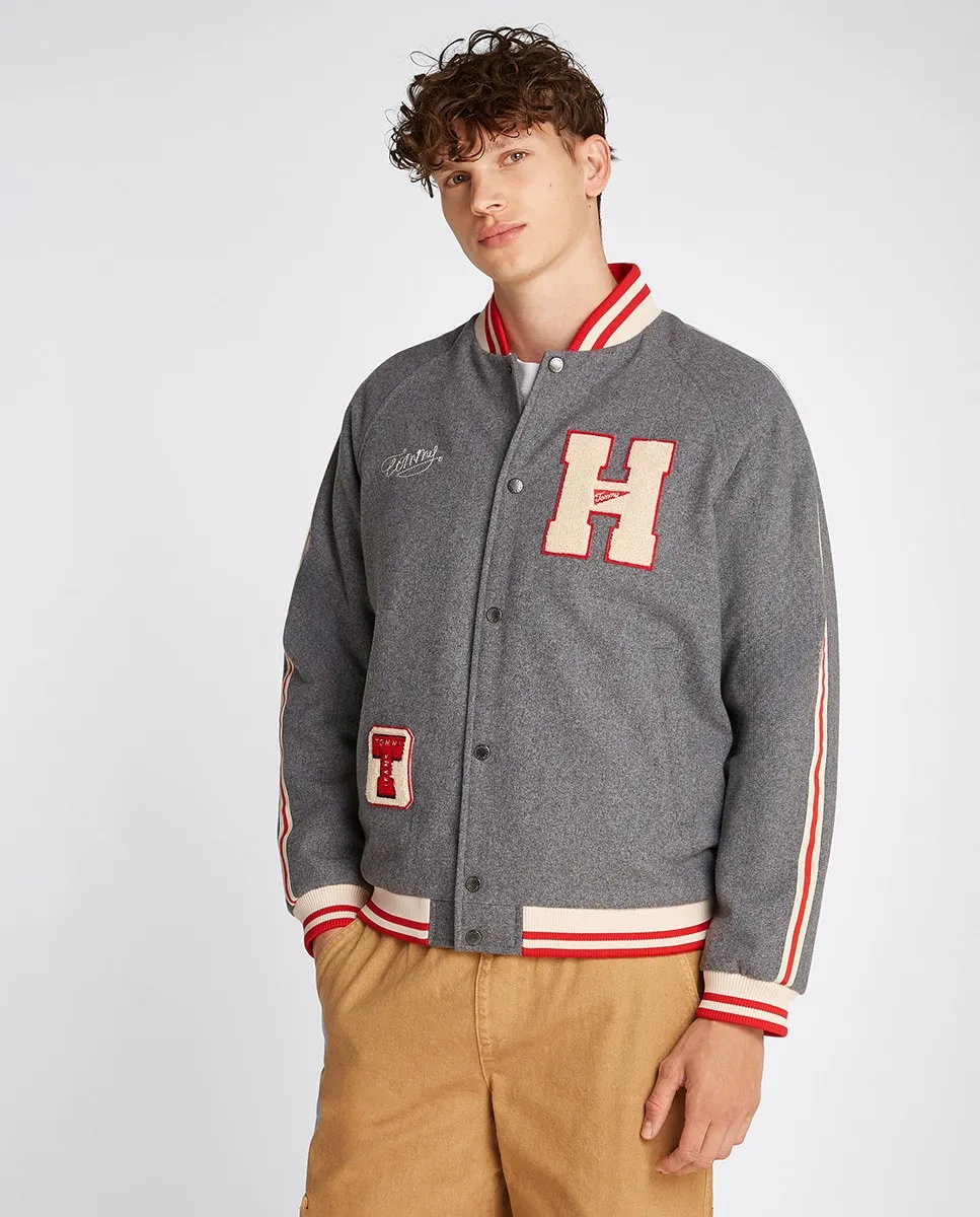 

Мужская куртка-бомбер в университетском стиле Tommy Jeans, темно-серый