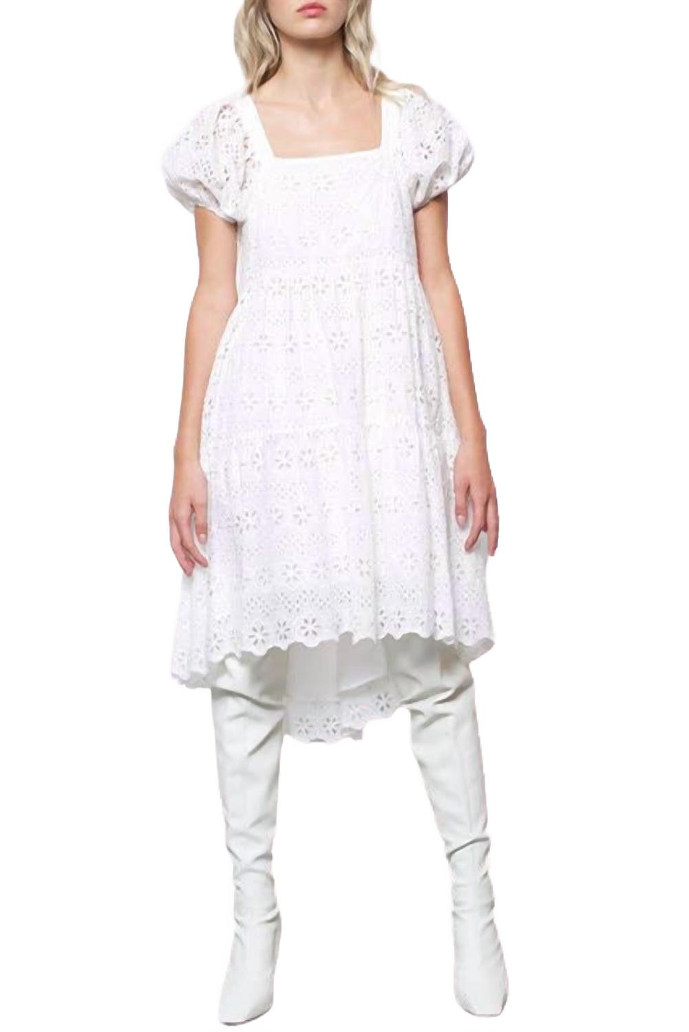 

Белое мини-платье Coco с вышивкой и ажурными вставками AMYLYNN