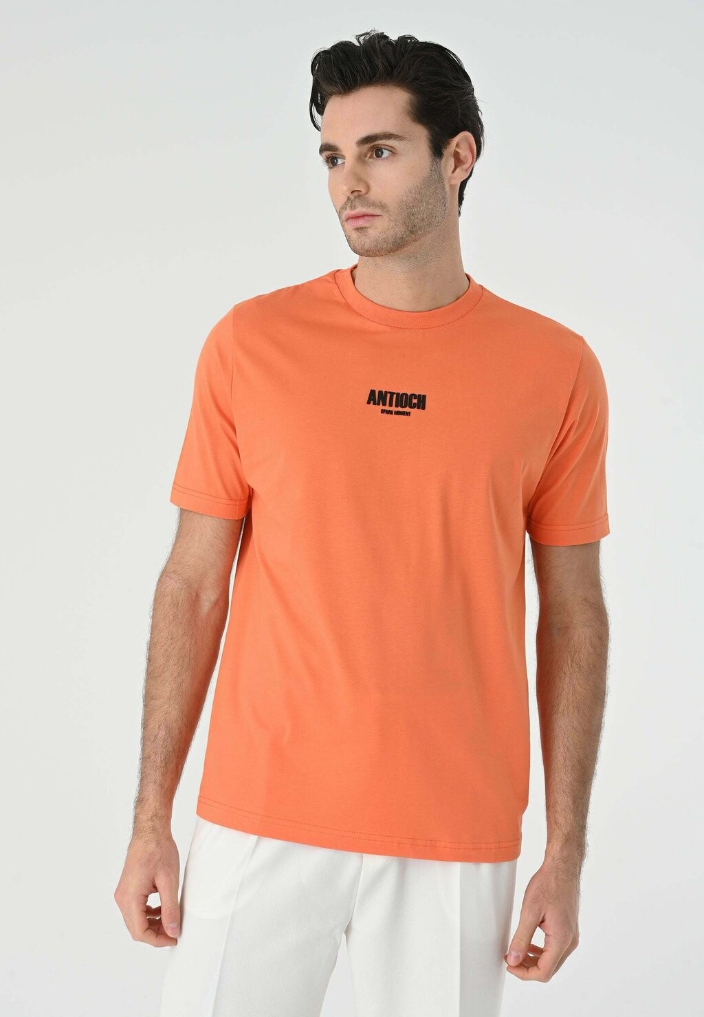 

Базовая футболка Crew Neck Antioch, оранжевая
