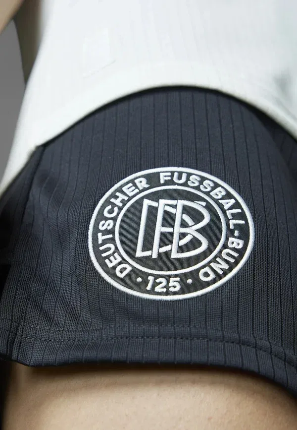 Футболка Adidas Originals Deutschland DFB 125 Anniversary National Team Wear, черный/облачно-белый — фото 3