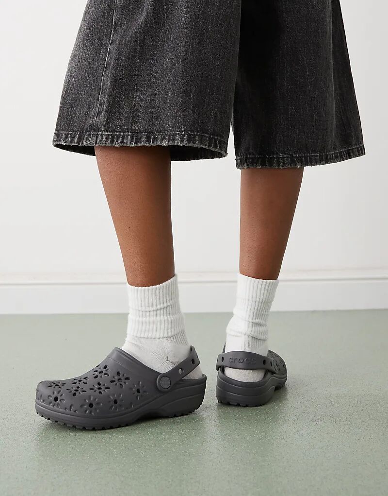 Классические сабо Crocs с цветочным вырезом, темно-синего цвета — фото 4