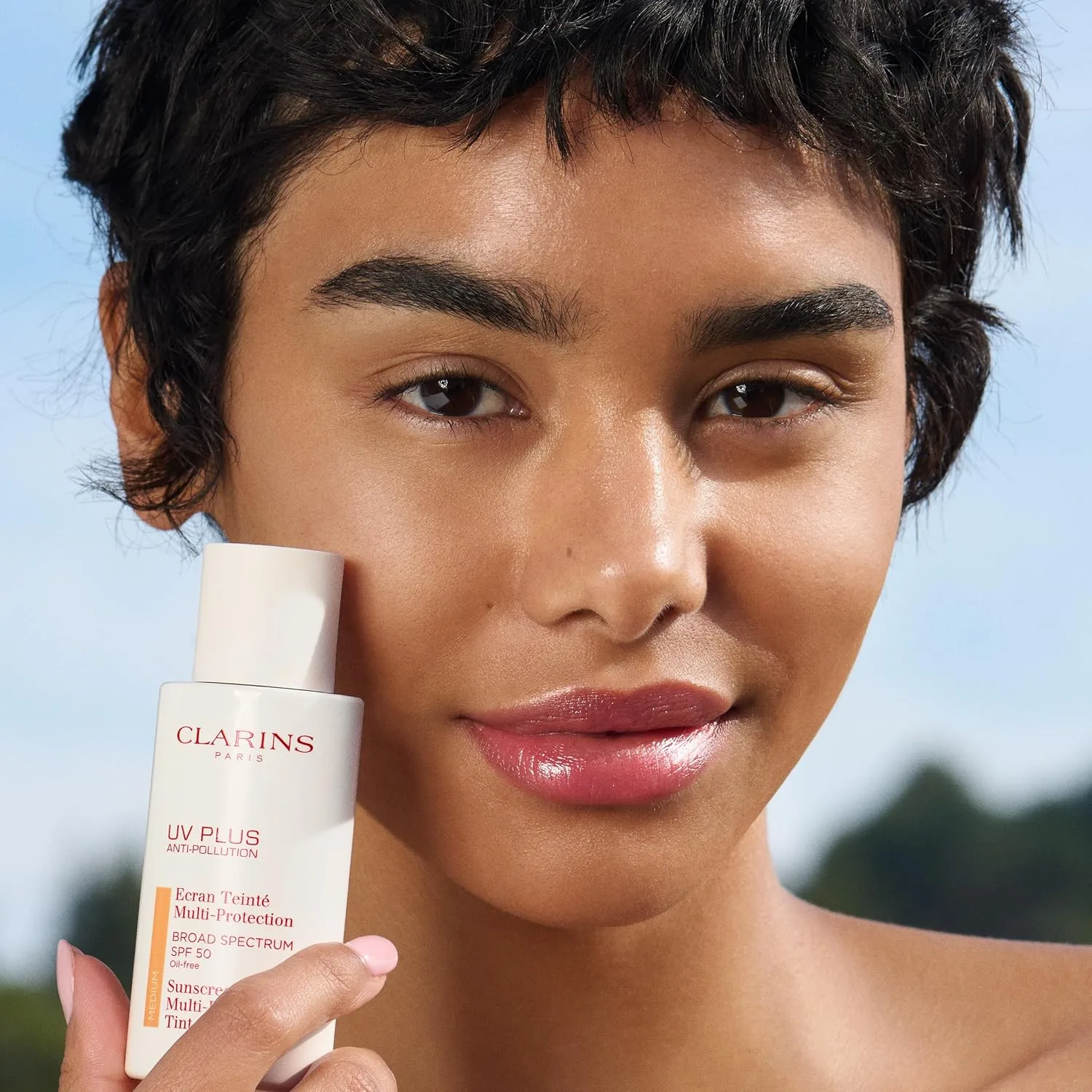 Clarins UV Plus Anti-Pollution тонирующий солнцезащитный крем для лица широкого спектра SPF 50, легкий, без масла, тройная защита от UVA/UVB лучей, свободных радикалов и загрязнений, Medium — фото 4