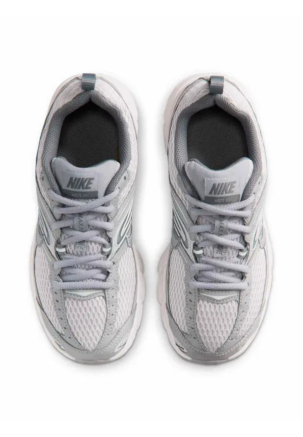 Кроссовки Nike Sportswear Air Max Moto 2K, серый волк/серый волк-серый васт-серый кул-металлик серебристый — фото 3