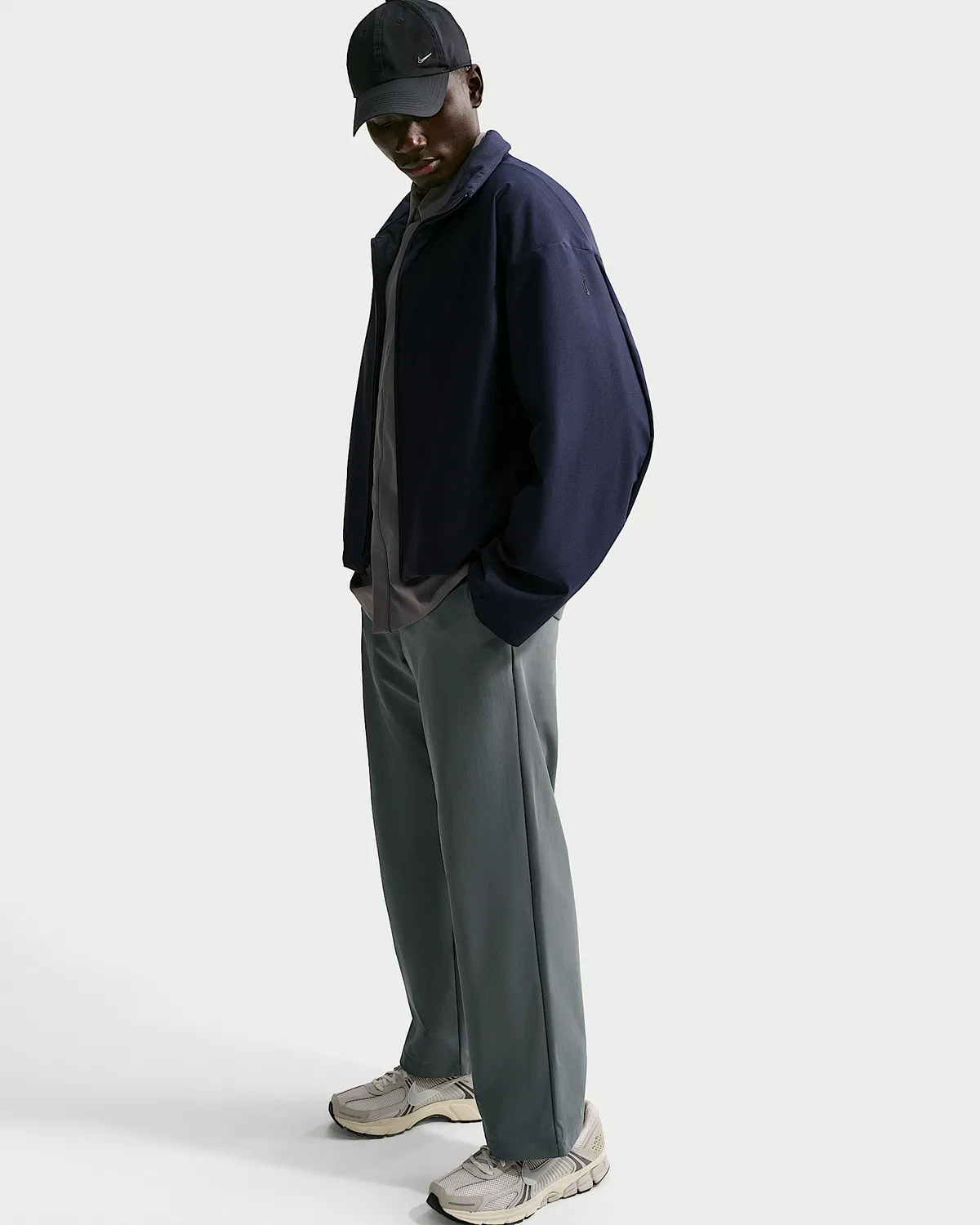 Мужские брюки чинос Nike 24.7 PerfectStretch Dri-FIT свободного кроя, Smoke Grey/Nano Grey — фото 4