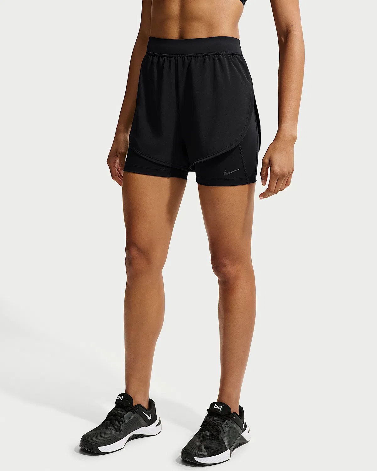 Женские шорты 2-в-1 Nike Universa, 5", Black/Anthracite/Black/Dark Smoke Grey — фото 2