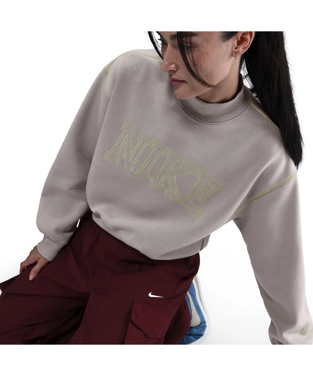 Свитшот женский Nike с высоким воротом, оверсайз, угольно-серый — фото 2