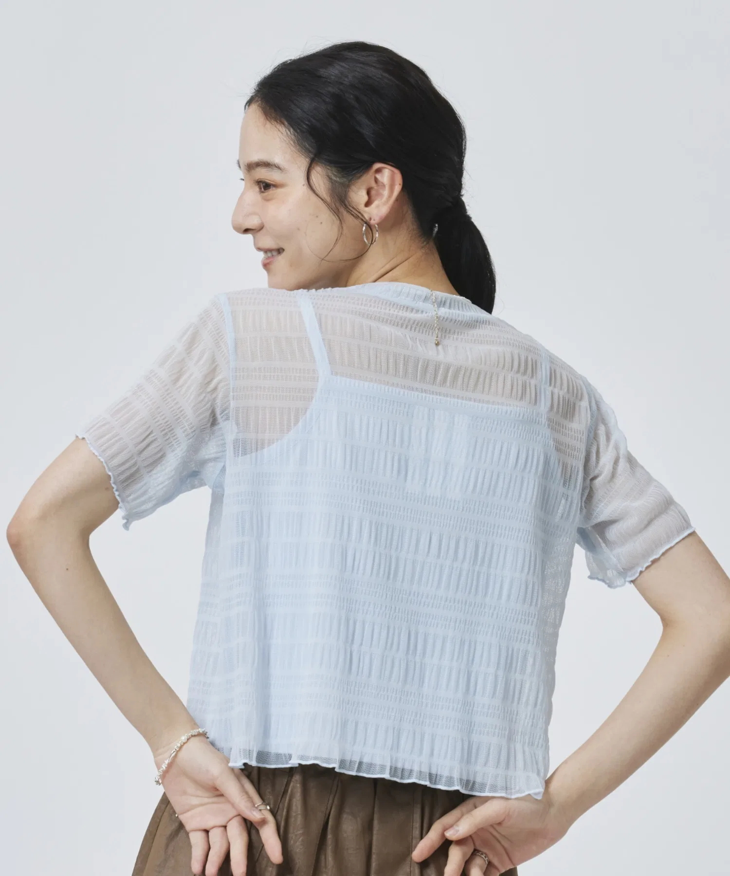 Женская футболка Adidas SMOCKED с логотипом Adidas тёмно-синяя — фото 4