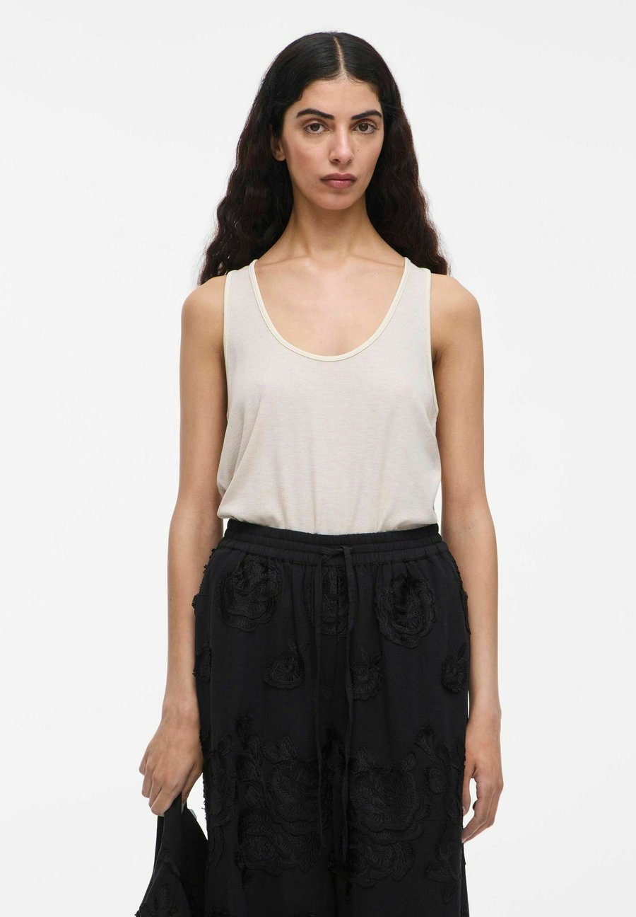 

Топ Rouge Edit TANK RUNDHALS, Super Light Natural Melan/Beige