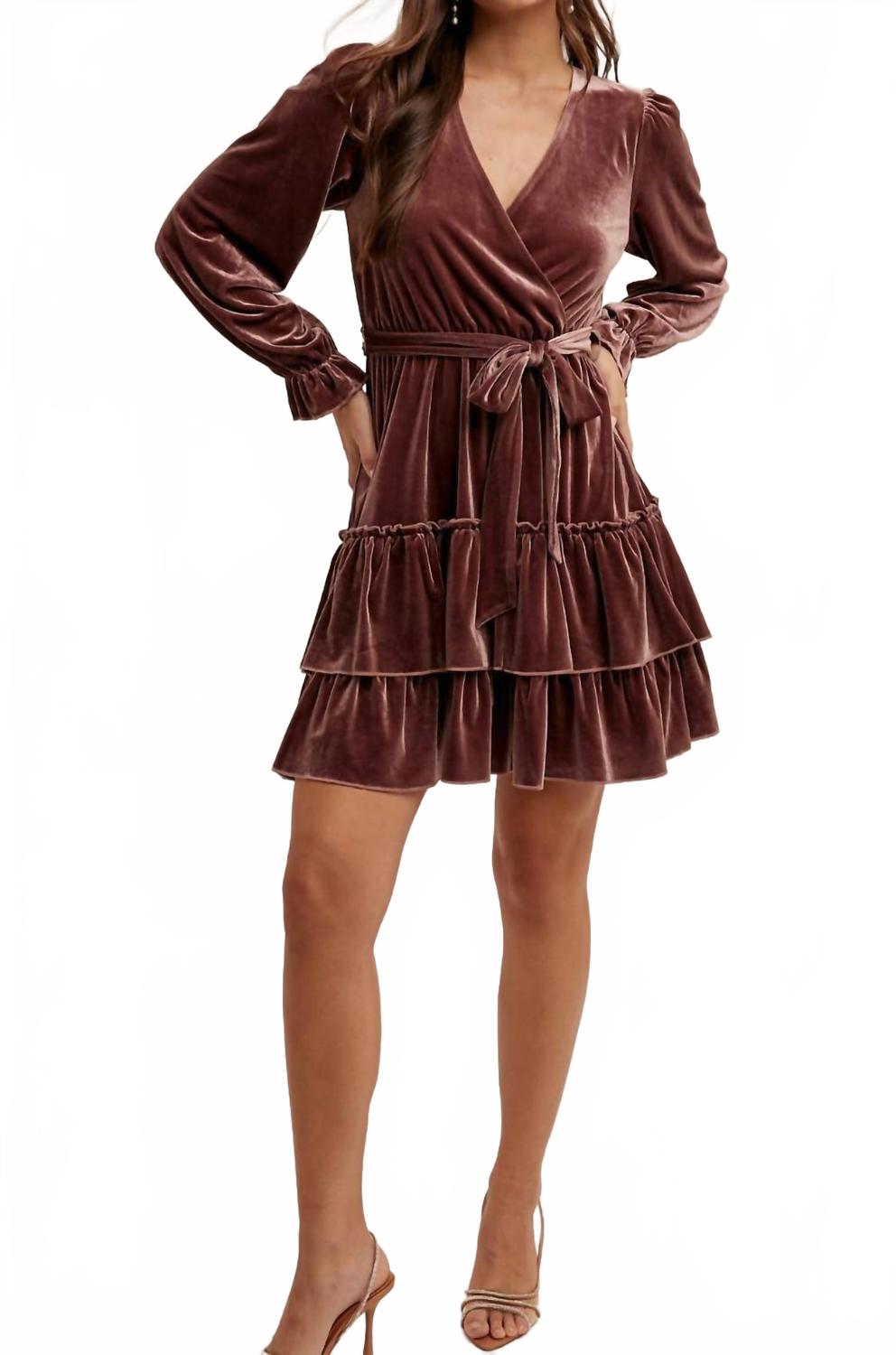 

Бархатное платье с длинными рукавами и рюшами в пыльно-розовом цвете Hem & Thread