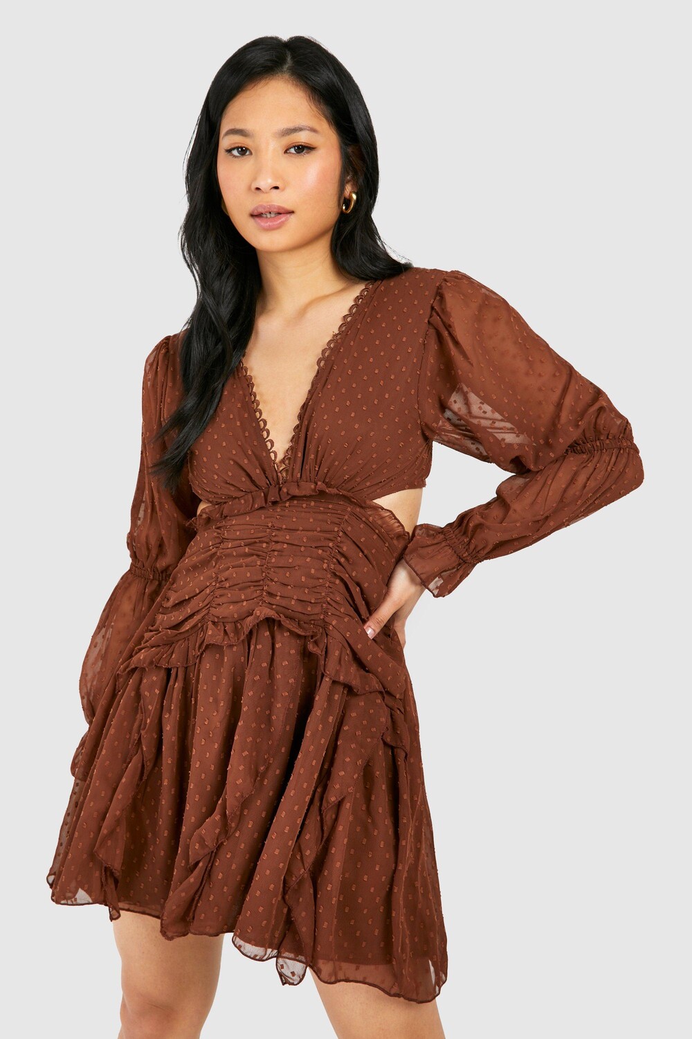 

Мини-платье Petite Dobby с оборками boohoo, коричневый