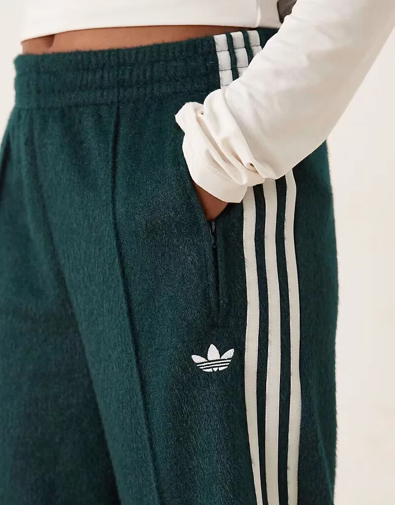 Пушистые спортивные штаны Adidas Originals Firebird зеленого цвета — фото 3