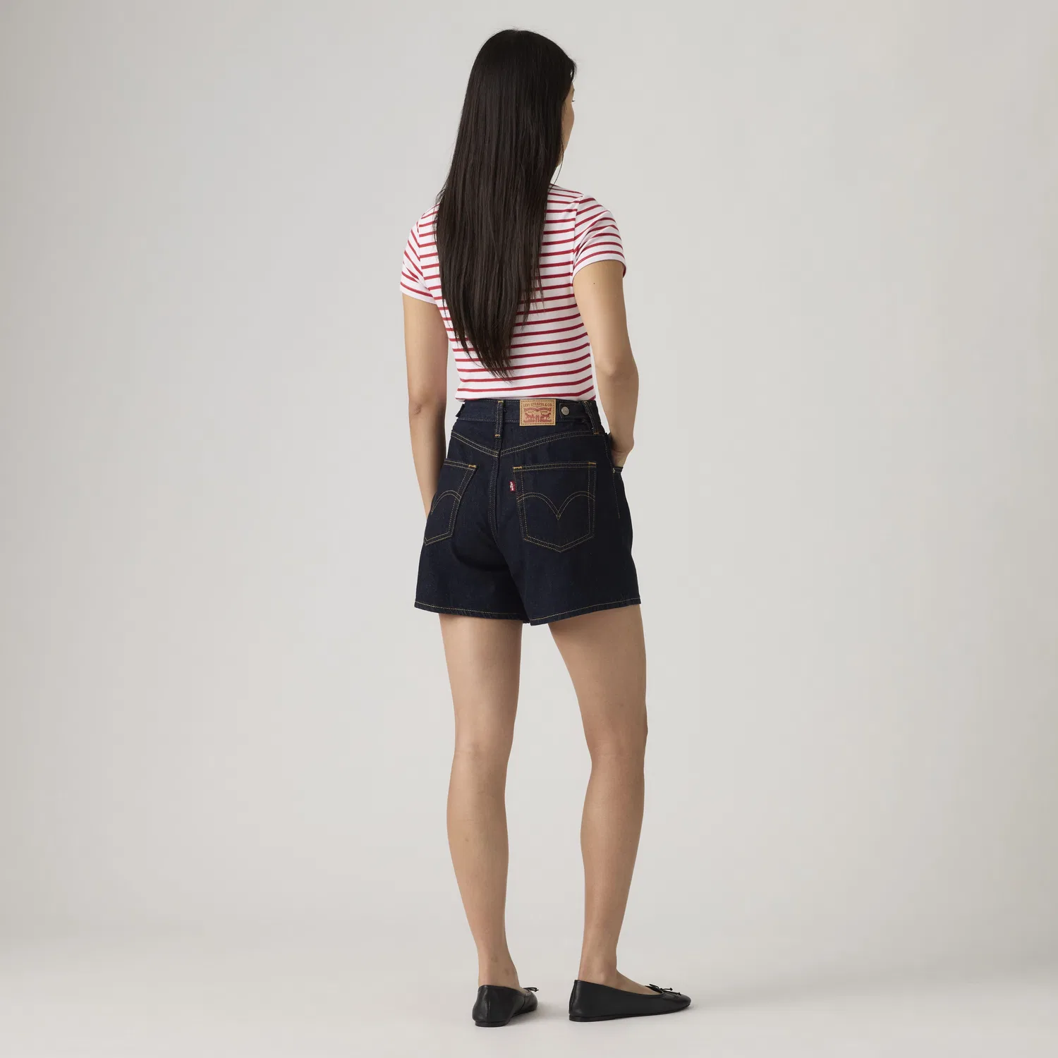 Легкие женские шорты средней длины с затяжкой Levi's, Dark Wash — фото 4