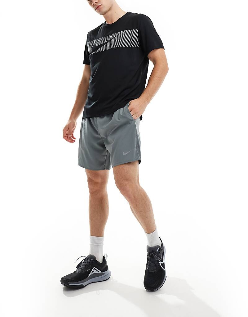 

Nike Running – Challenger Dri-FIT – шорты цвета Grau, 7 Zoll
