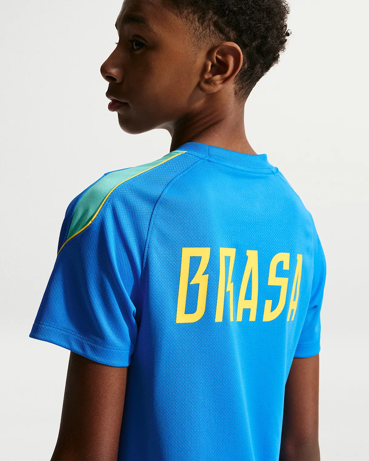 Детская футболка Nike Soccer Dri-FIT с коротким рукавом Brazil Strike, Light Photo Blue/Light Menta/Midwest Gold — фото 2