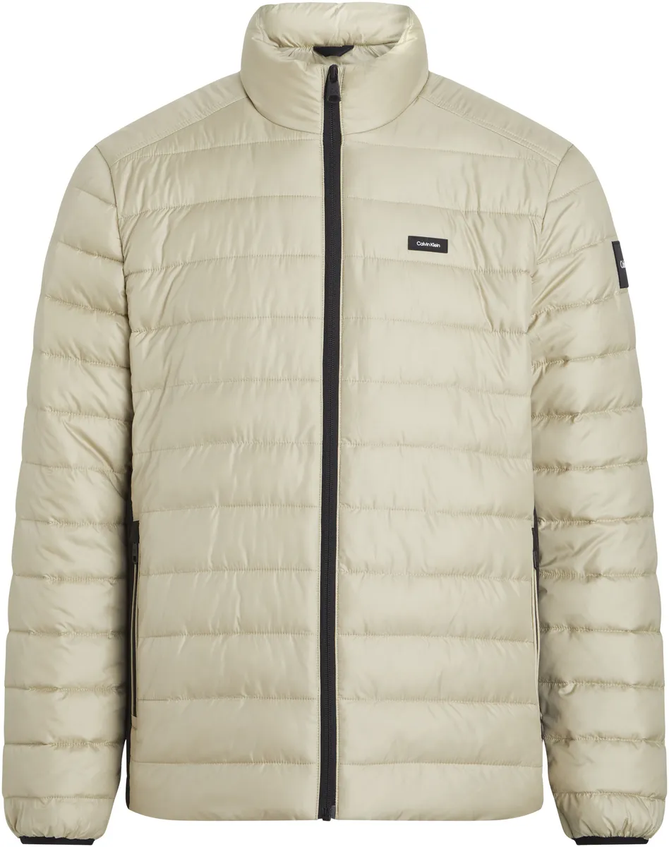 

Стеганая куртка Calvin Klein "RECYCLED SIDE LOGO JACKET" с надписью-логотипом, цвет Eucalyptus