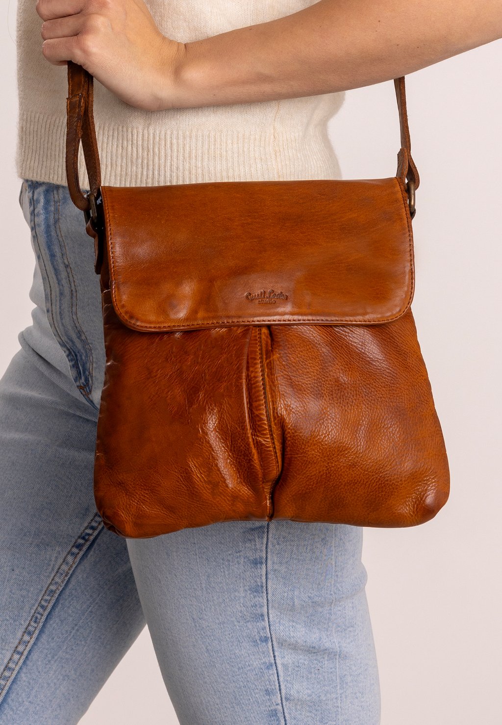 

Сумка через плечо VEHA - Across body bag Gusti Leder, цвет Cognac