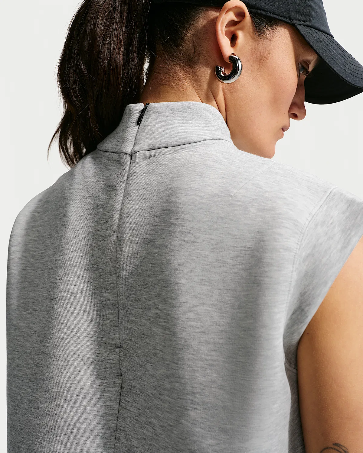 Женский топ с коротким рукавом Nike Sportswear Tech Fleece, Dark Grey Heather/Black — фото 2