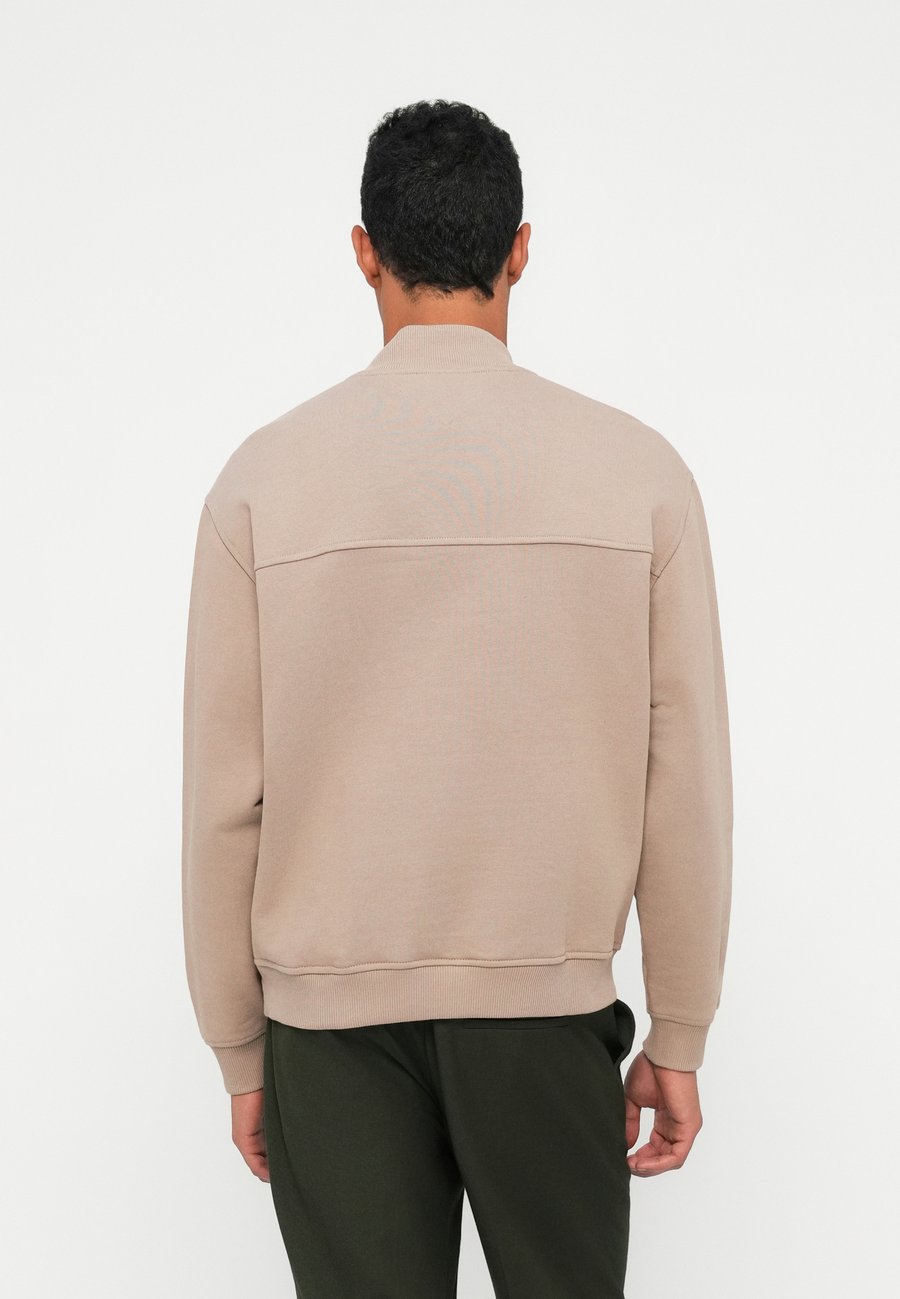 Толстовка Tommy Hilfiger MODERN ATH GRAPHIC, Coastal Taupe/Taupe — фото 3