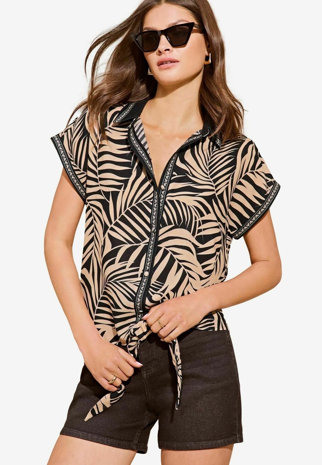

Блузка на пуговицах SHORT SLEEVE FRONT REGULAR Lipsy, черный