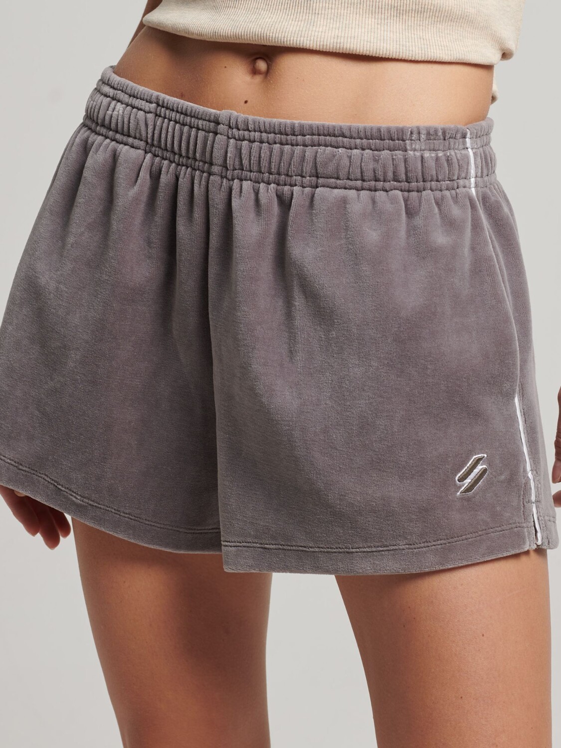 

Велюровые шорты с логотипом Superdry, серый кварц