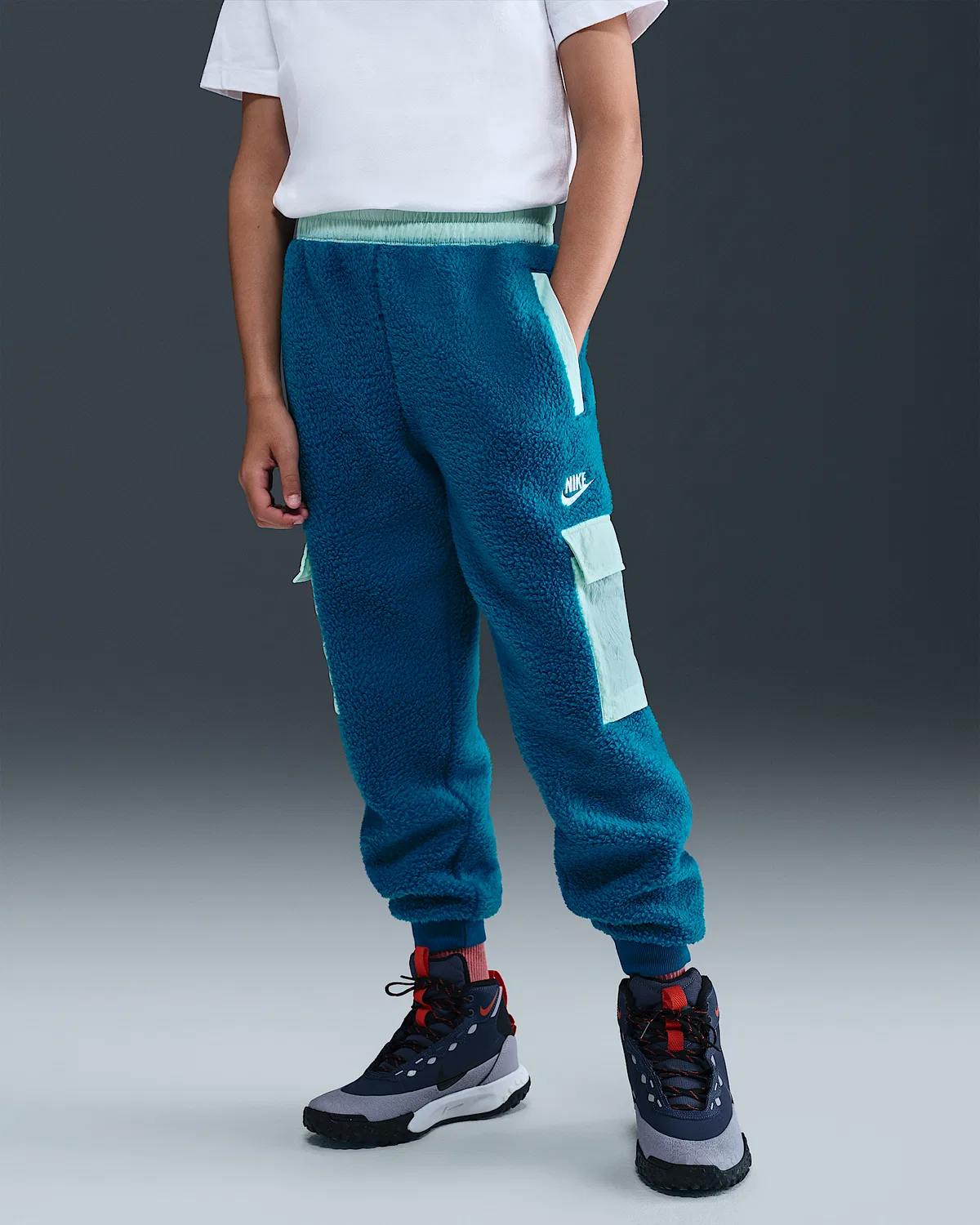 Детские карго-штаны Nike Sportswear Club Fleece, Green Abyss/Mint Foam/White — фото 2