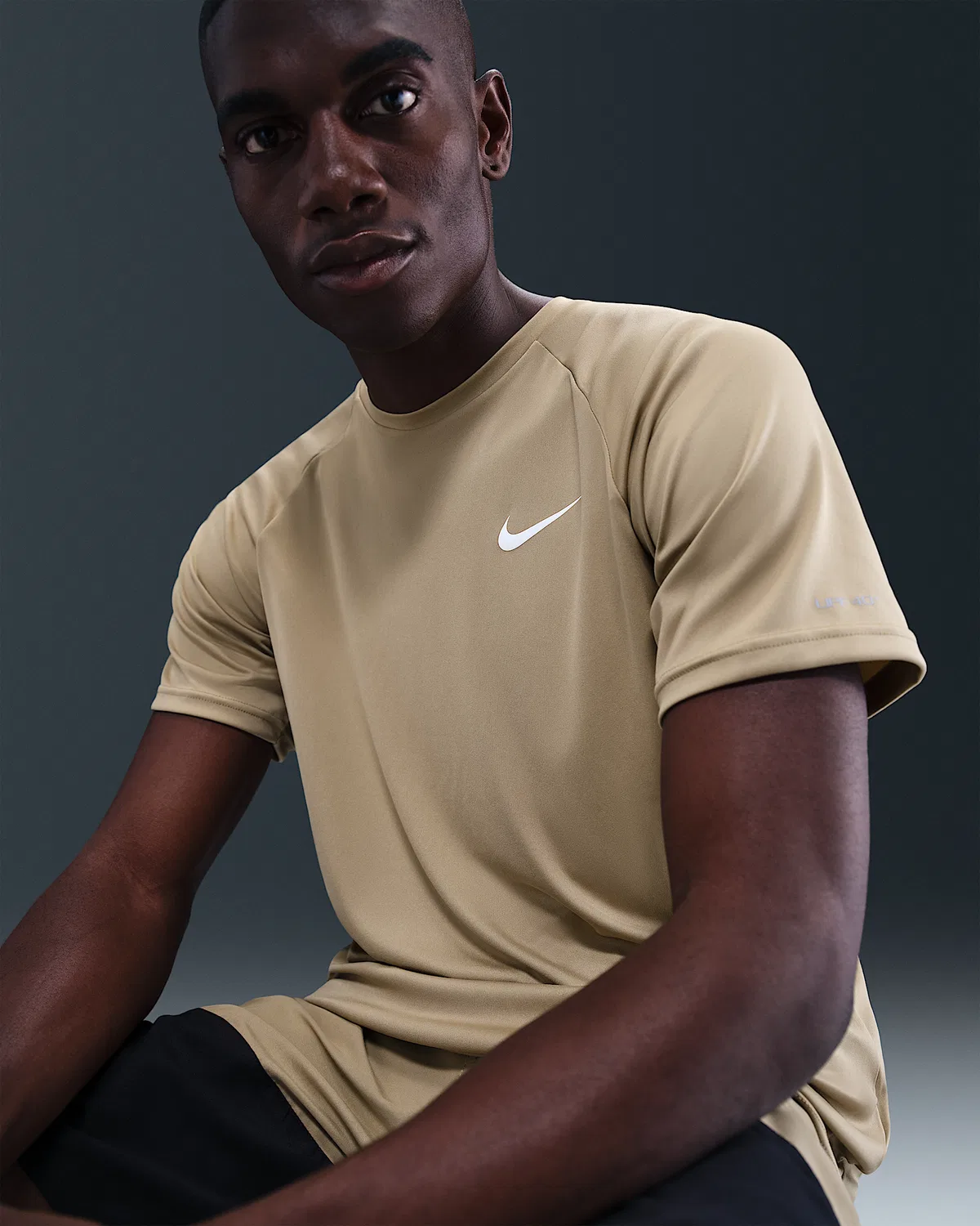 Мужская футболка Nike Swim Hydroguard Essential Dri-FIT UV с коротким рукавом, Parachute Beige/Parachute Beige/Parachute Beige/White — фото 3