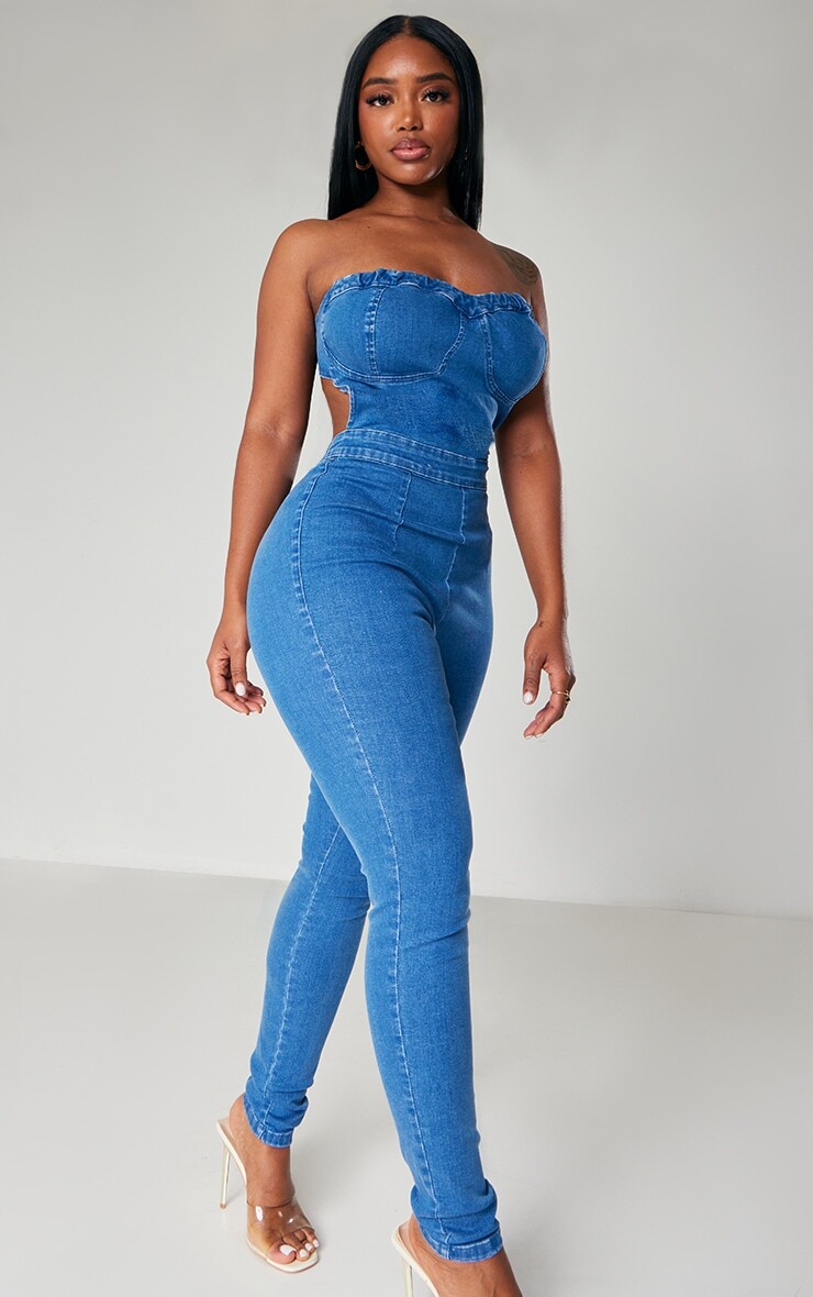 

PrettyLittleThing Джинсовый комбинезон средней длины с завязками на спине и чашечками Shape Mid Blue