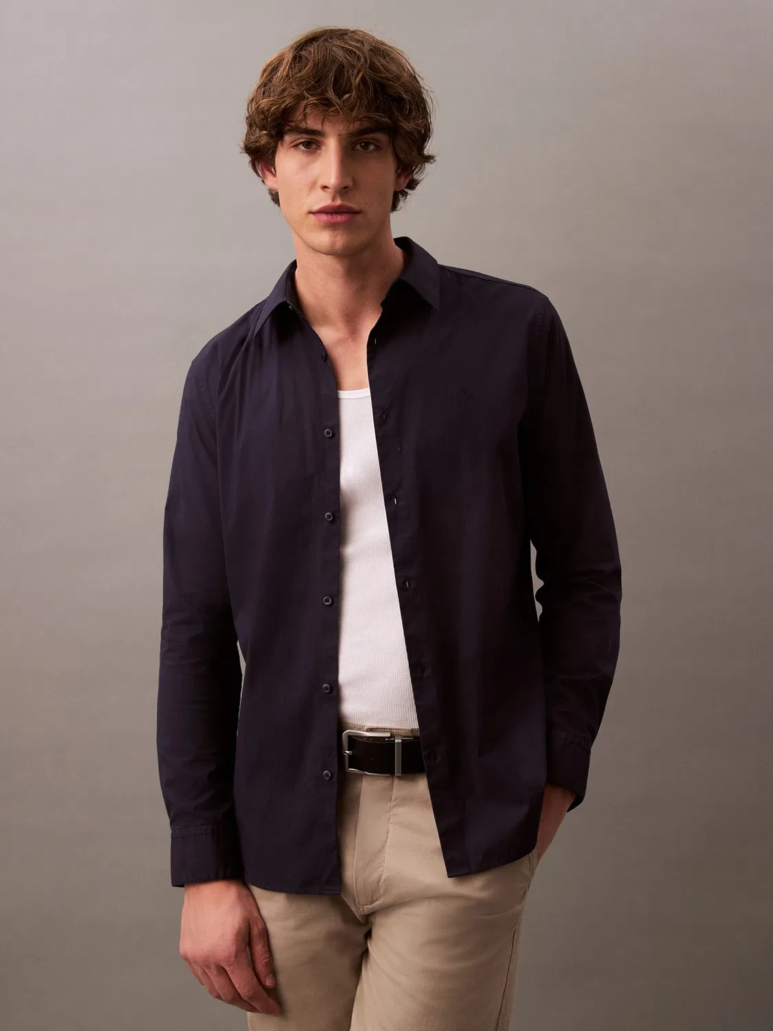 Рубашка Calvin Klein приталенного кроя на пуговицах модель Slim Fit Monogram Embroidery, темно-синего цвета — фото 3