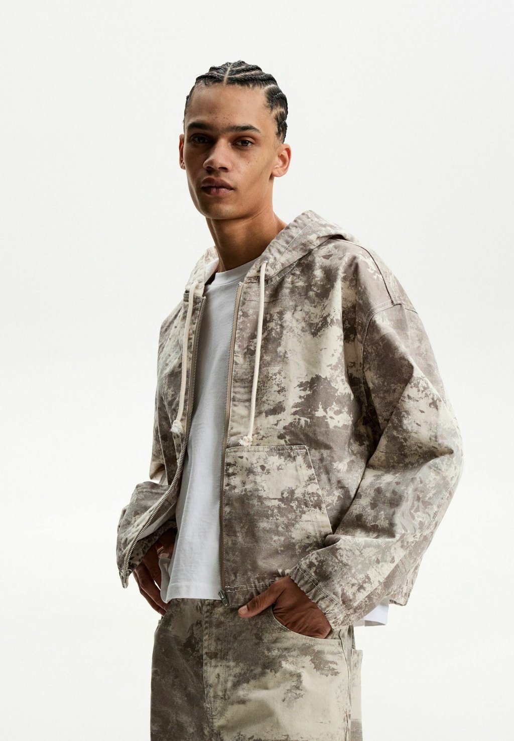 

Джинсовая куртка PRINTED WITH HOOD Bershka, зеленый