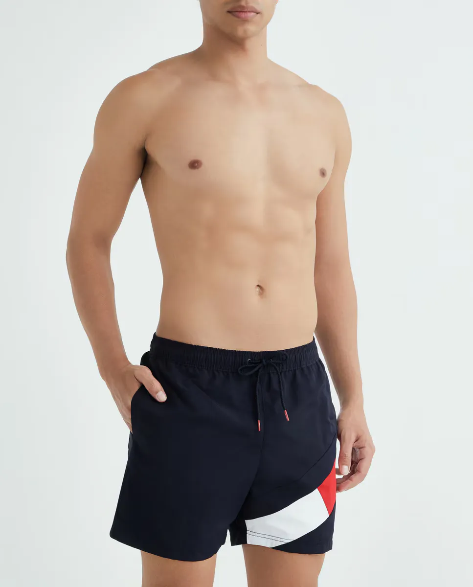 

Мужские шорты-бермуды в стиле колор-блок с диагональным флагом Tommy Hilfiger, синий