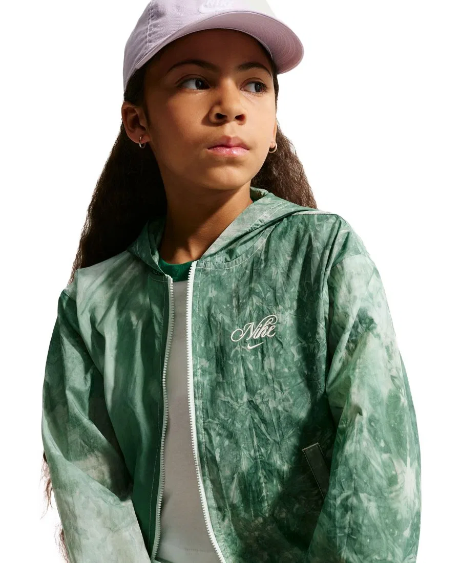 Спортивная куртка-бомбер для девочек 7-16 лет от Sportswear Club Nike, зеленый — фото 3