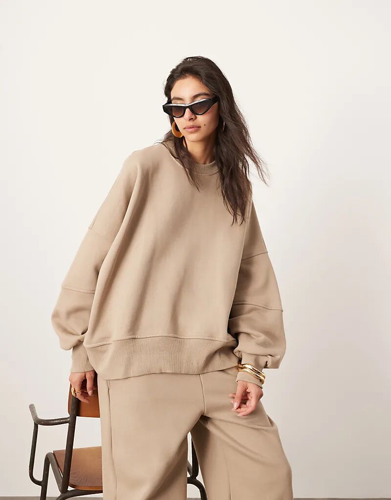 

Толстовка ASOS EDITION премиум-класса с декоративными швами в серо-коричневом цвете