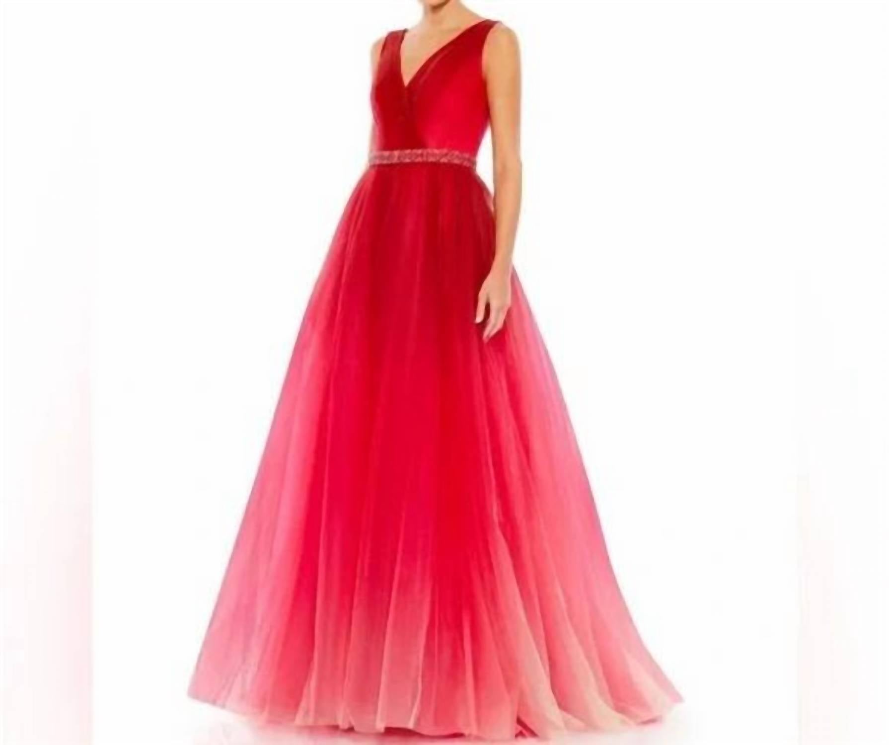 

Бахромчатый пояс с бисером на облегающем безрукавном бальном платье в красном омбре Mac Duggal