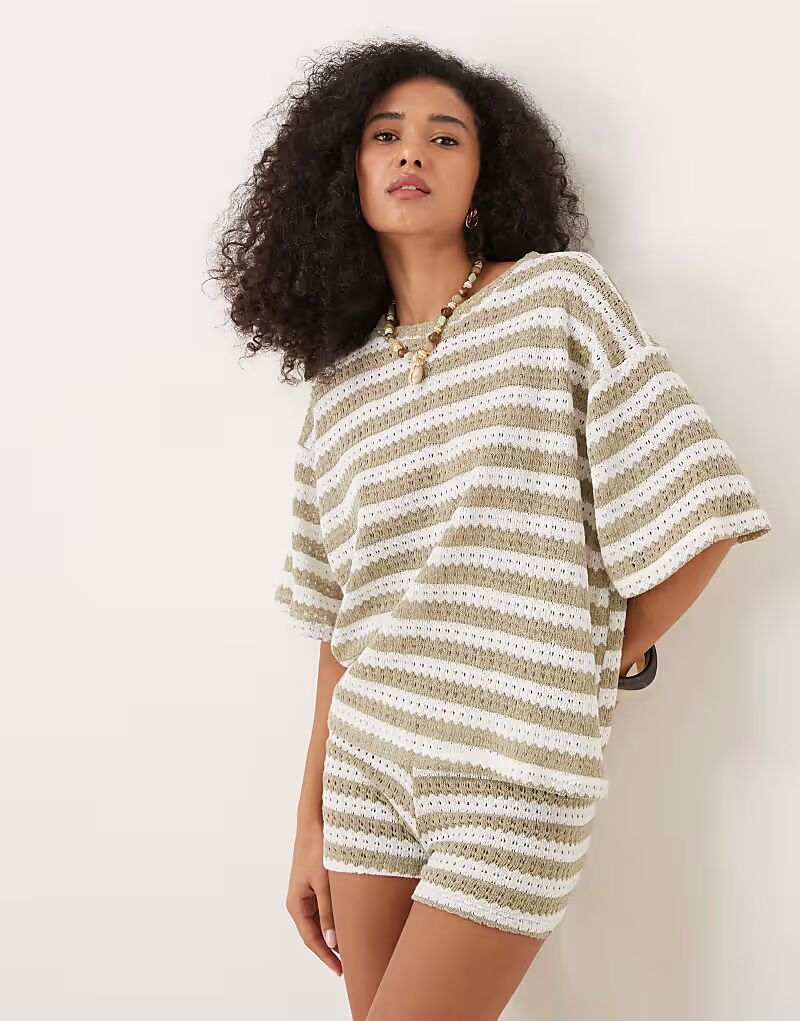 

Трикотажная футболка свободного кроя в оливково-кремовую полоску Asos Design